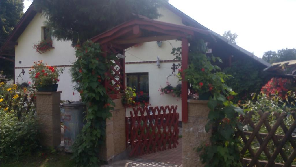 Hotel U Tri Kocek à Jablonné v Podještědí Extérieur photo